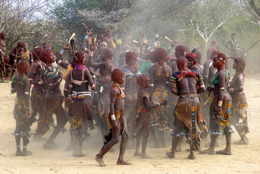 Baile de mujeres Hamer en Etiopía | Foto © Teseida García