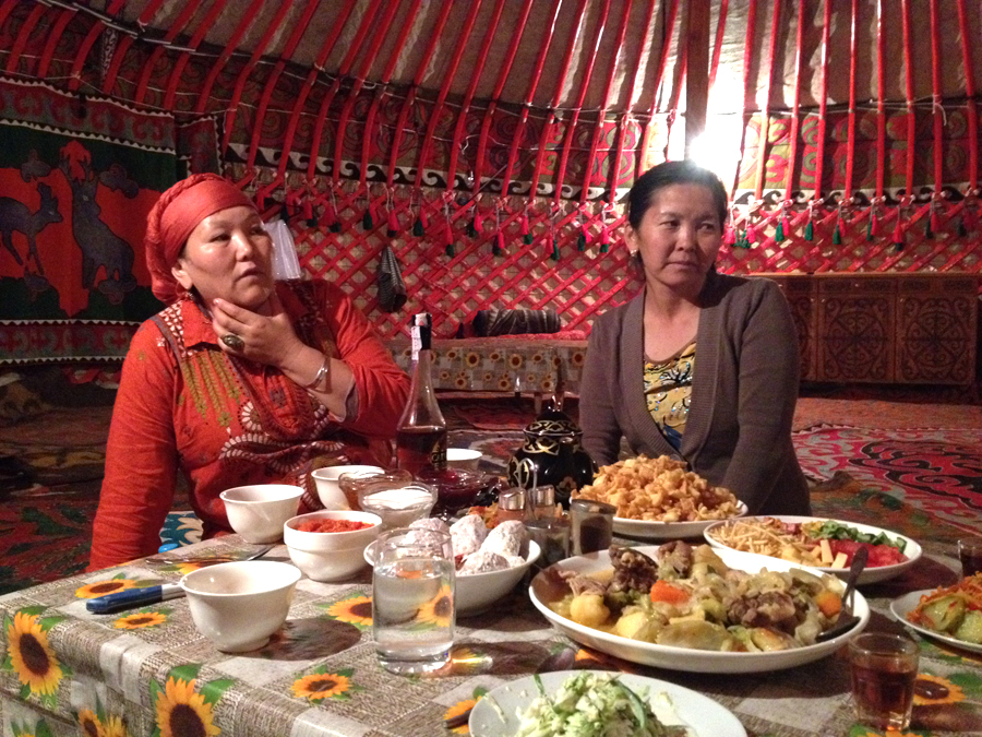 Esperando para dar cuenta de la cena, Kyrgyzstán | Foto © Pere Mongay