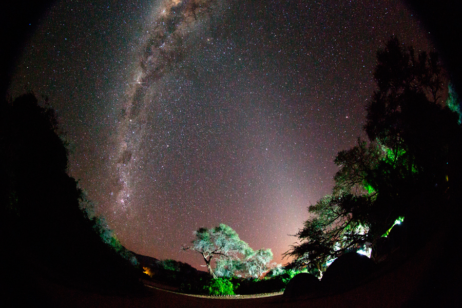 Vía Láctea y luz zodiacal sobre el campamento | Foto © Josep Masalles