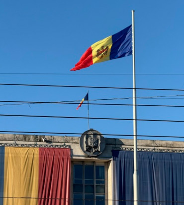Bandera de Moldavia al lado de la europea
