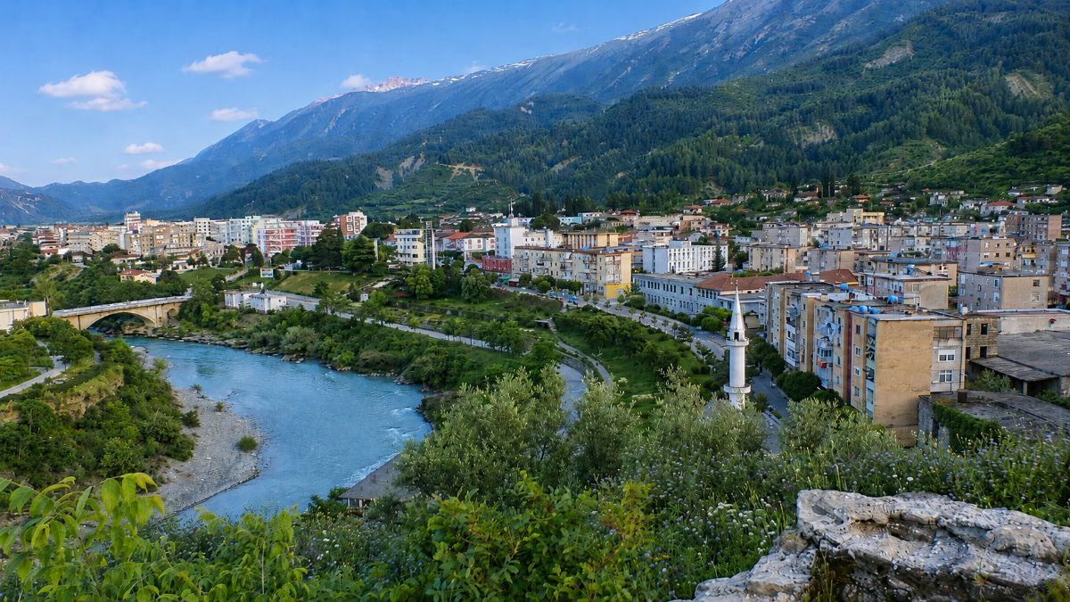 Viaje a Albania en otoño entre ciudades y parques naturales