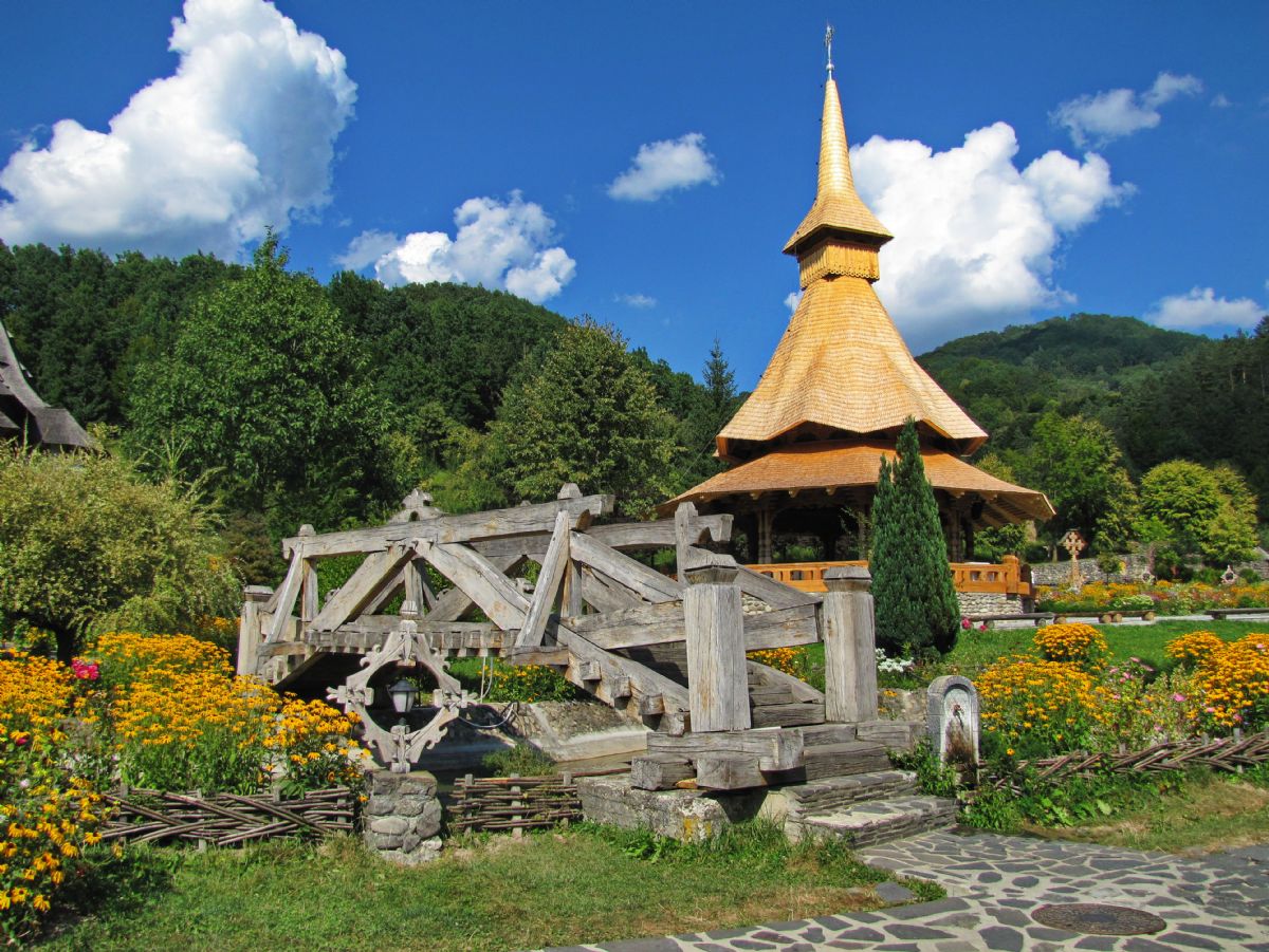 Transilvania y Cárpatos en otoño en Rumanía