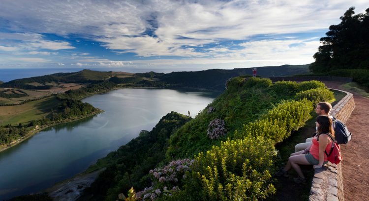 Un descanso del trekking en Sao Miguel | Foto © Futurismo