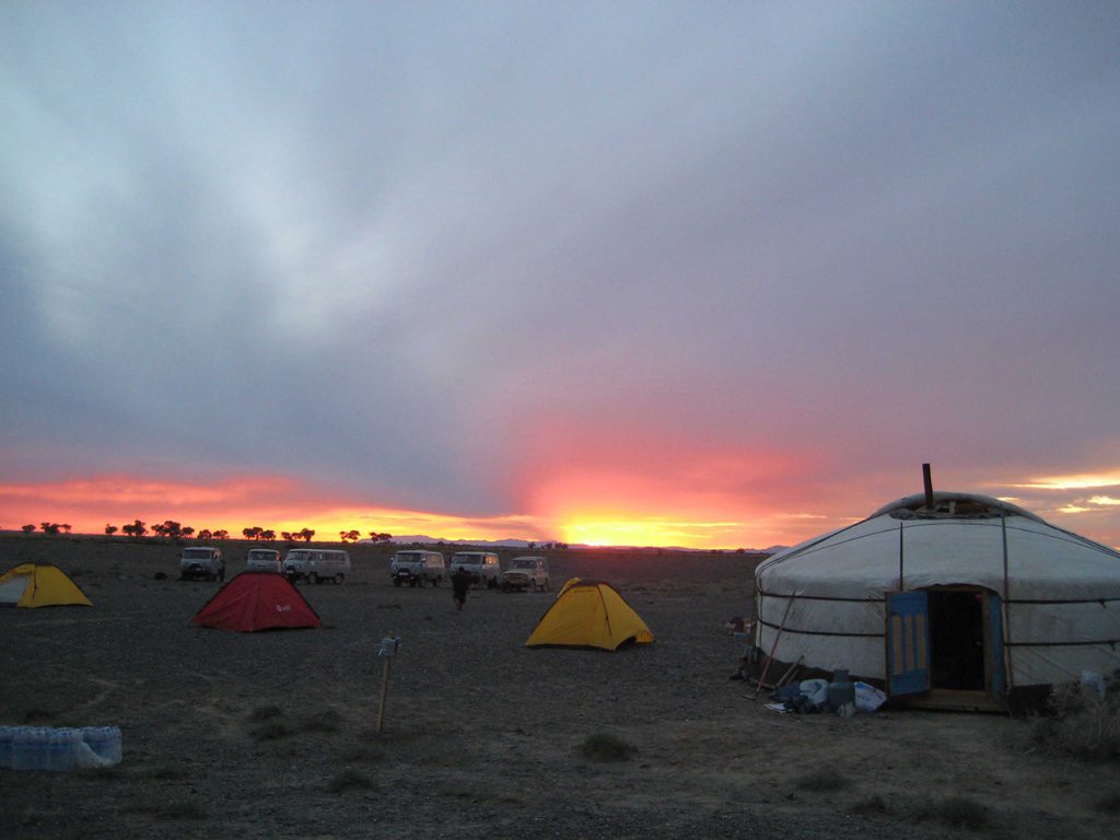 Atardecer entre tiendas de campaña y gers | Foto © Maria Serrano