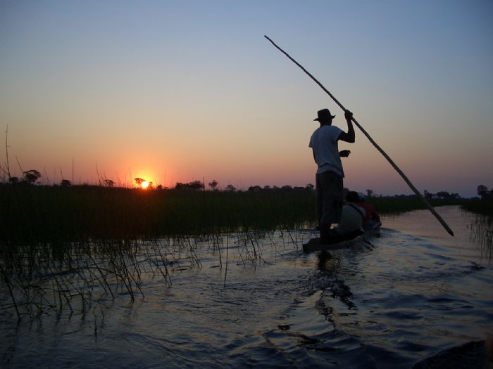 Paseo en mokoro por Okavango | Foto © Diego Perez