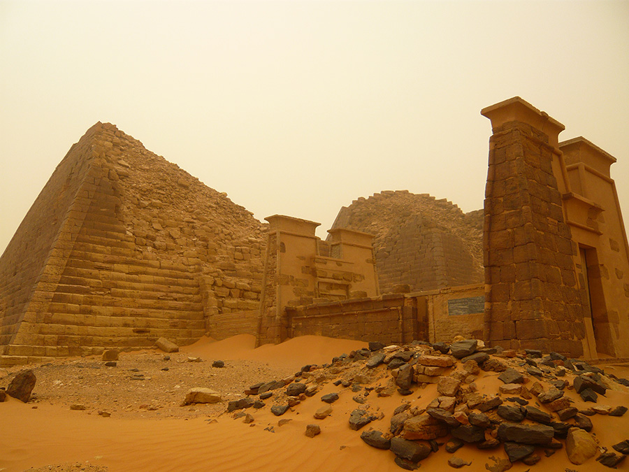 Conjunt de piràmides a Meroe - Foto © J. Bartomeu