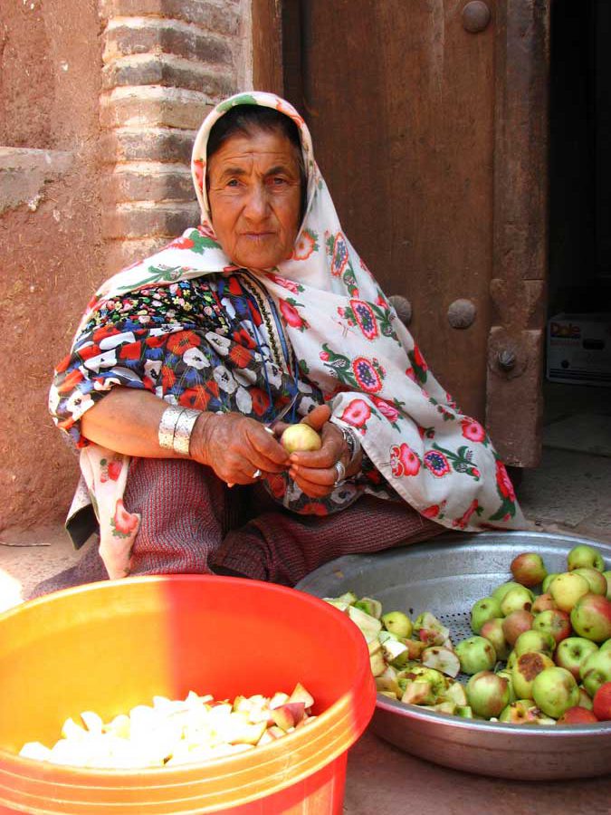 Mujer pelando fruta, Irán | © L. Lozano