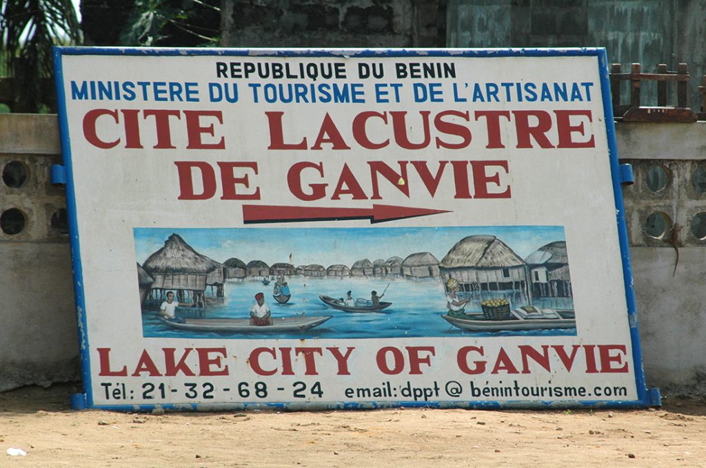 Indicaciones para llegar a Ganvié, Benin | Foto © Àlex Poo