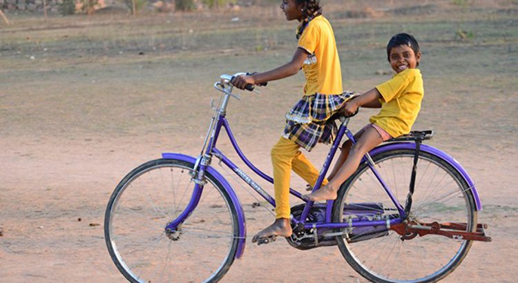 Un par de niñas juegan con una bicicleta en la ciudad india de Orchha | Foto © Ignasi Rovira