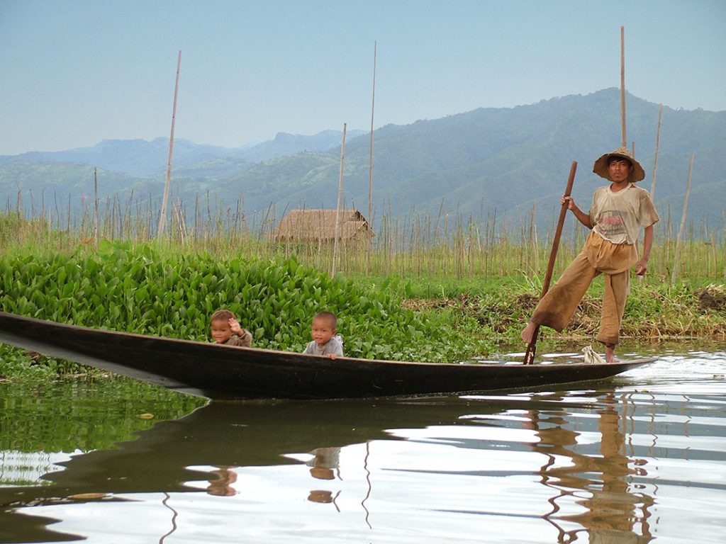 Pescador con sus hijos en Myanmar | Foto © Rrancisco Javier Rivera