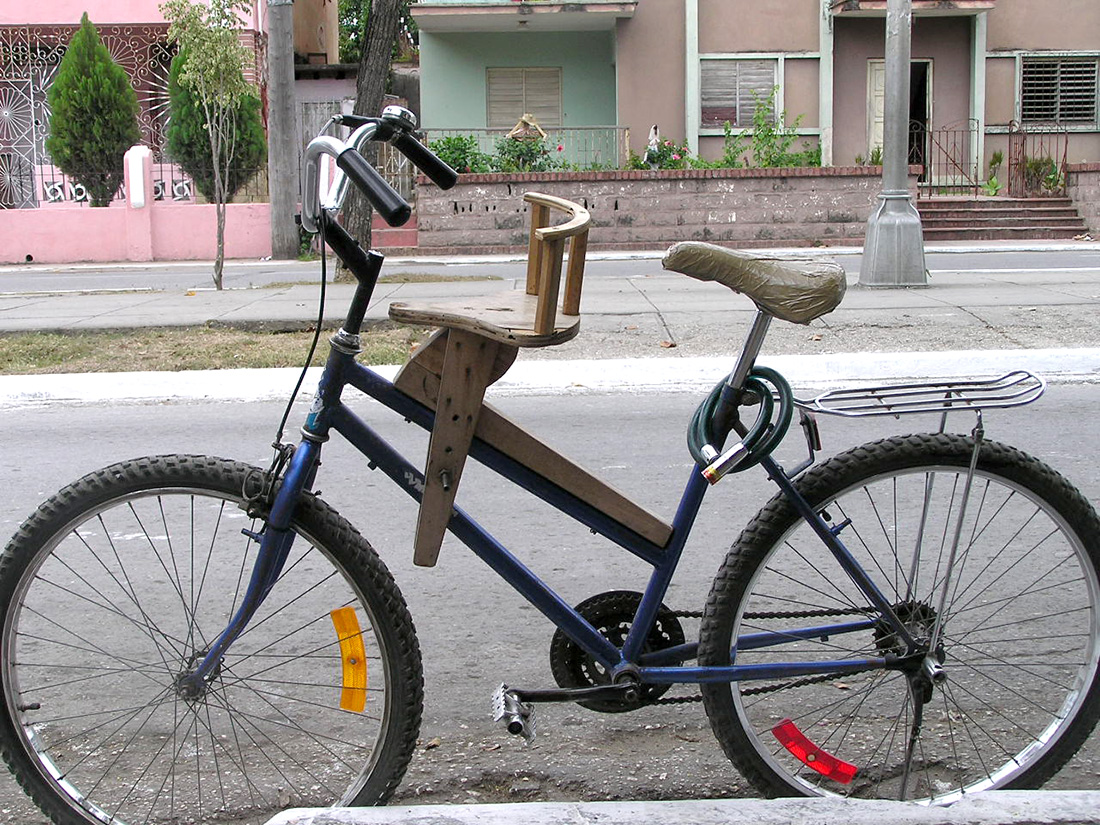 Sillita "handmade" para niño en una bicicleta | Foto © Zaida Peris