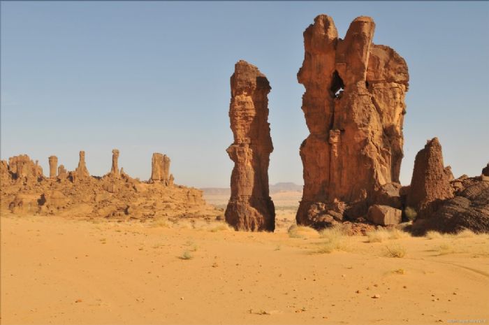 ESCULTURAS DE ROCA NATURAL El Ennedi – confín norte Autor fotografía Archivo Tuareg