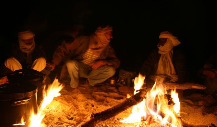 LAS NOCHES EN LA HOGUERA El contacto con la cultura Tuareg, sentados en la arena, a la luz de la hoguera y bajo un cielo infinito de estrellas.