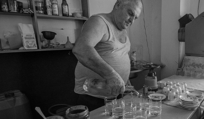 Taberna en Vlore (Albania). Foto: Manuel Guinarte