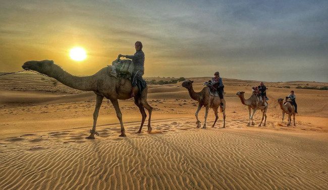 Paseo en camello (Lompoul-Senegal). Foto: Marisa Maurel 2021