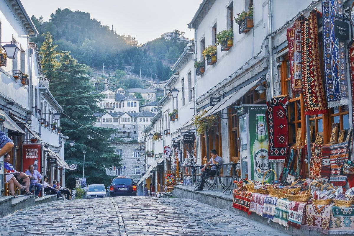 Carrer del basar de Gjirokastra, amb cases de pedra i artesania albanesa