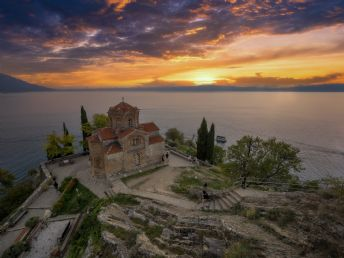 Església de Sant Joan a Kaneo al costat del llac Ohrid al capvespre